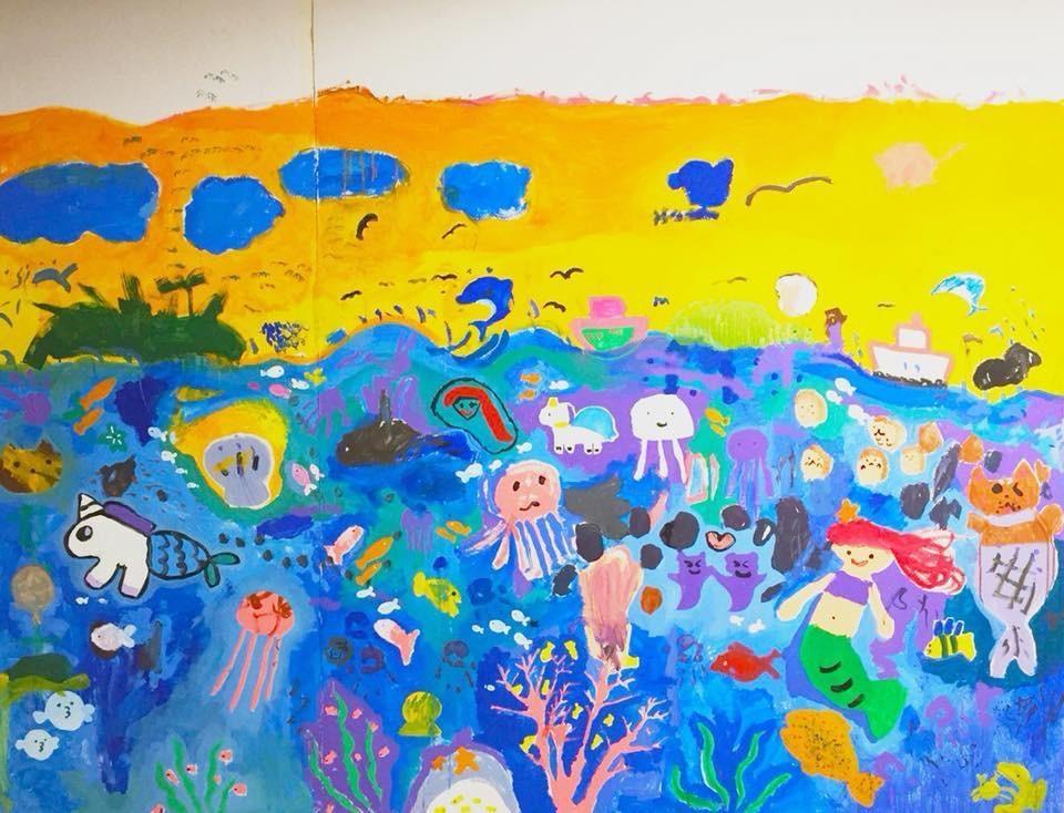 休日の一コマ。アートワークショップのボランティアスタッフとして、ゲストハウスの壁に、子どもたちと一緒に絵を描きました。